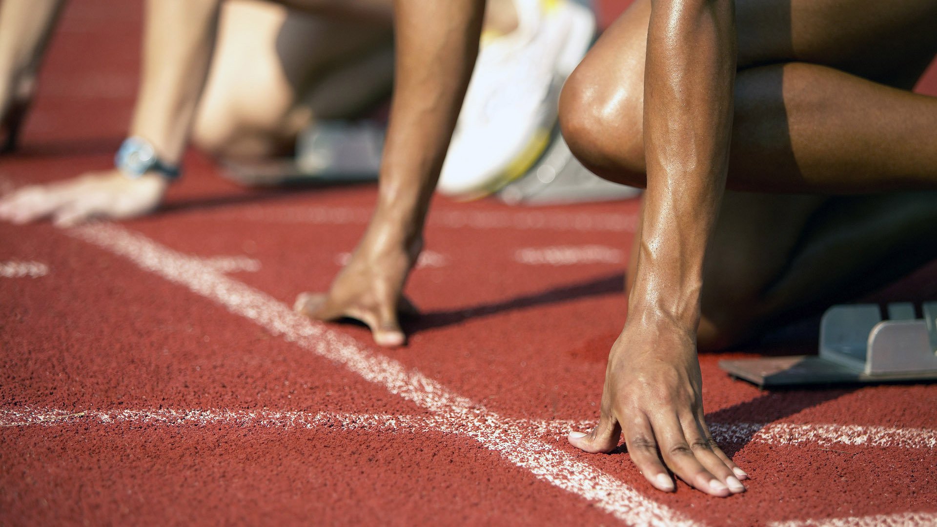 瑞士球员滑跪庆祝时滑出场外，裁判爆笑，瑞士滑雪队