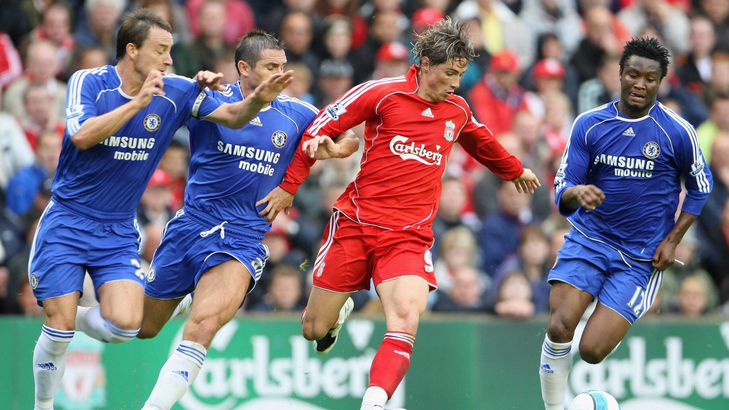 瑞士球员滑跪庆祝时滑出场外，裁判爆笑，瑞士滑雪队